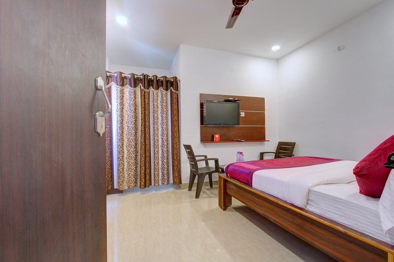 Oyo 11670 Hotel Vishnu Priya Residency Hyderabad Exterior photo