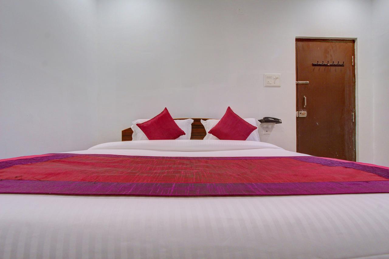 Oyo 11670 Hotel Vishnu Priya Residency Hyderabad Exterior photo
