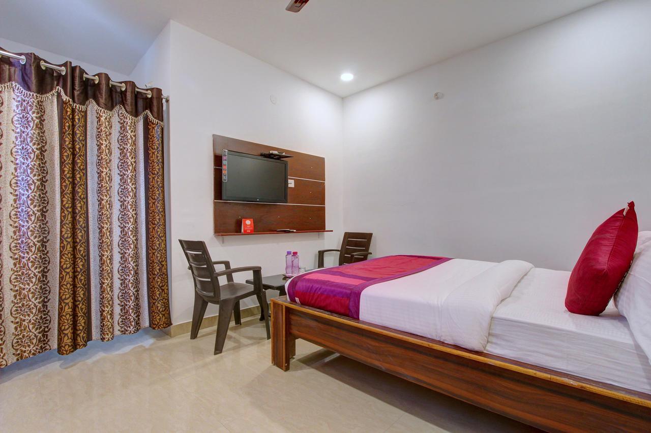 Oyo 11670 Hotel Vishnu Priya Residency Hyderabad Exterior photo