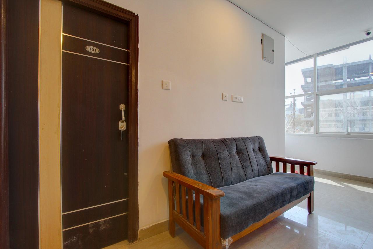 Oyo 11670 Hotel Vishnu Priya Residency Hyderabad Exterior photo
