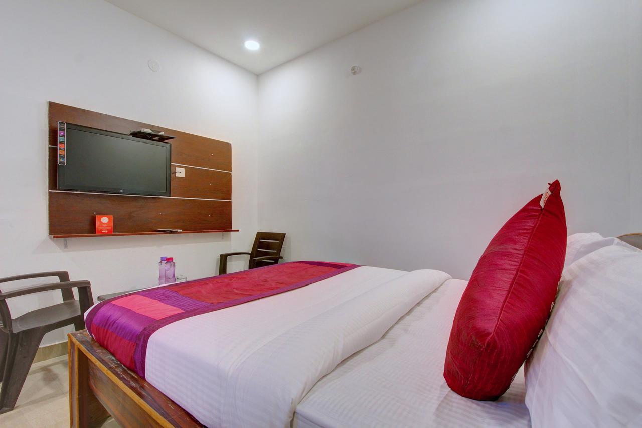 Oyo 11670 Hotel Vishnu Priya Residency Hyderabad Exterior photo